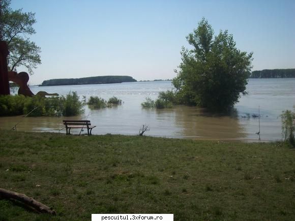 Dunarea la Galati - Uite ca mai sunt si oameni la pescuit - PESCUIT LA DUNARE SI IN DELTA DUNARII