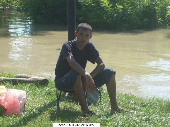Dunarea la Galati - Unul dintre ,,bastinasi'' un amic bun care are - PESCUIT LA DUNARE SI IN DELTA DUNARII
