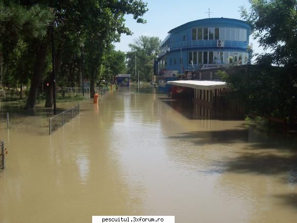 Dunarea la Galati - Ambele restaurante inchise - PESCUIT LA DUNARE SI IN DELTA DUNARII