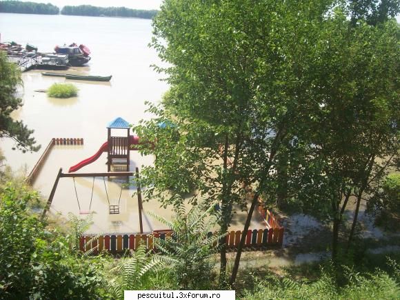 Dunarea la Galati - Nu se mai joaca cei mici in parculet - PESCUIT LA DUNARE SI IN DELTA DUNARII