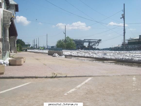 Dunarea la Galati - Digul de aparare, daca trece apa de acesta valea - PESCUIT LA DUNARE SI IN DELTA DUNARII