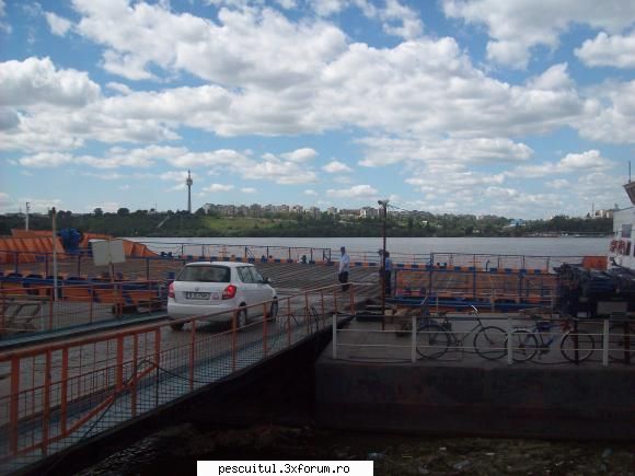 Dunarea la Galati - In departare orasul Galati - PESCUIT LA DUNARE SI IN DELTA DUNARII