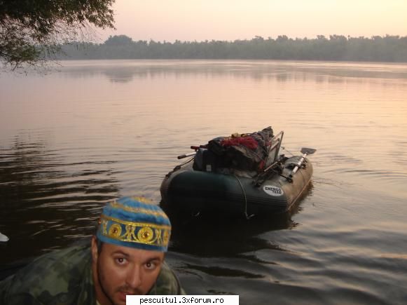 Dunarea pe teritoriu, de la Calarasi aval - Una dintre barci este - PESCUIT LA DUNARE SI IN DELTA DUNARII
