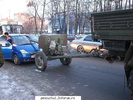 Imagini funny - cu tunul prin oras - NEURONU` ZAMBARET - BANCURI , HAIOASE , FUNNY