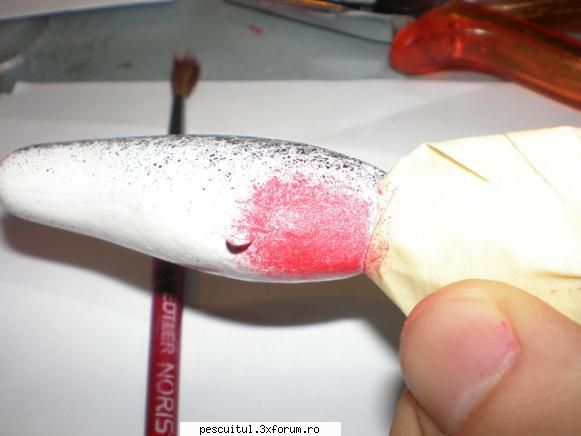 Naluci - Constructia unui vobler (cu poze) - Pasul 21 Un pic de rosu pe burta - ATELIER - HOME MADE , BRICO