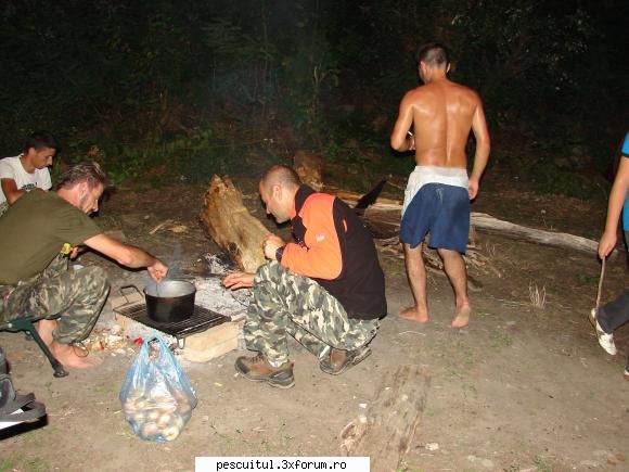 Pescar Hoinar - Dabuleni , August - Ziua se incheie cu ....obisnuita tocanita de - CALATORII SI INTALNIRI