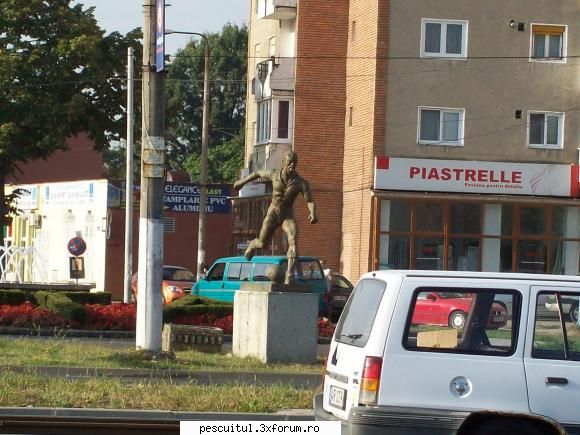 Romania-Arad - O statuie dedicata unui jucator sau echipei - CALATORII SI INTALNIRI