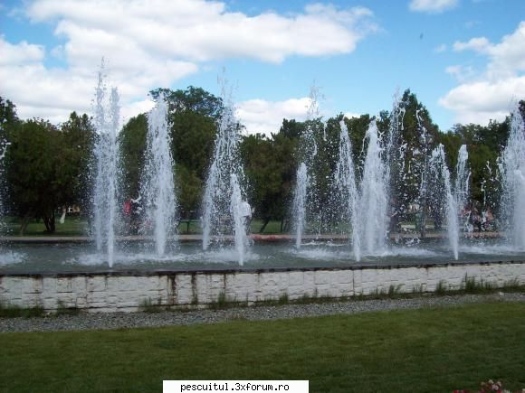 Romania-Oradea - Fantana arteziana din parc - CALATORII SI INTALNIRI