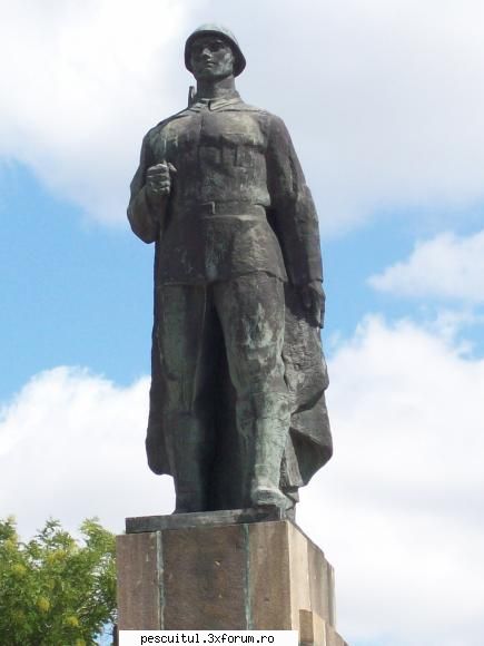 Romania-Oradea - Statuia eroului necunoscut - CALATORII SI INTALNIRI