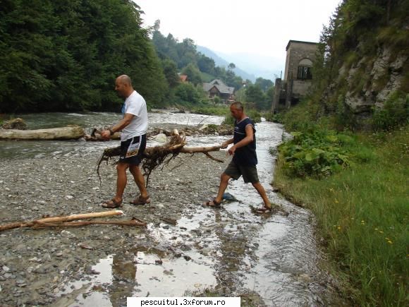 Rucar -Bran pe bicicleta - La rucar am facut si o.....ecologizare pe - CALATORII SI INTALNIRI