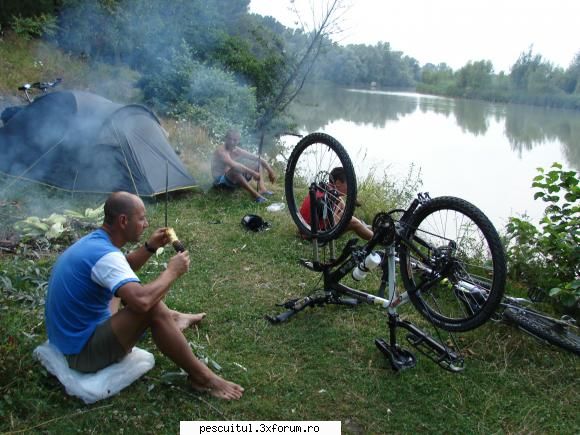 Rucar -Bran pe bicicleta - Savurand un porumb copt pe malul Argesului - CALATORII SI INTALNIRI